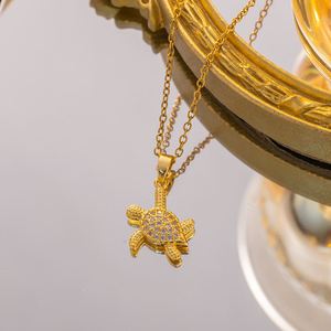 Collier pendentif géométrique tendance en zircon plaqué or en acier inoxydable pour femme, série Océan, avec breloque poisson - Product Image 5