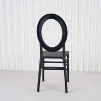Chaise élégante en plastique avec dossier médaillon, structure robuste et protection UV pour location de cérémonies de mariage en extérieur