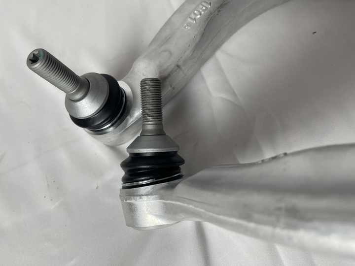 特斯拉Model 3 2017-2021 1044359-00-A 1044356-00-C的右前下悬架控制臂