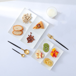 Assiettes en céramique blanches japonaises à quatre compartiments, plats à dessert en forme de serpent pour usage en restaurant - Product Image 1
