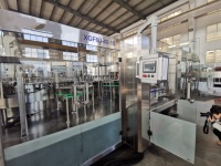 Ligne de production de remplissage d'eau électrique automatique PLC 2000 BPH pour bouteilles en plastique 500 ml, précision de 99 %, compatible IoT, haute performance