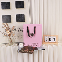 Sac en papier laminé gaufré mat de luxe avec logo personnalisé pour boutique de cadeaux Sac à provisions en papier solide pour magasin de vêtements en rose