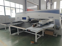 Machine de poinçonnage coordonné à tourelle CNC en acier au carbone pour radiateurs d'armoires électriques / Presse à poinçonner CNC à tourelle