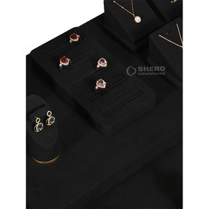 Expositor de Joyería de Lujo de Microfibra Negra con Base Metálica, Color y Logotipo Personalizables para Pulseras, Anillos y Collares de Oro - Product Image 5