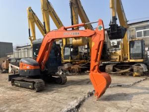 Mini-excavatrice Hitachi ZX55UR avec godet de terrassement d'une capacité de 0,18 m³, poids opérationnel de 5 tonnes, modèle hydraulique sur chenilles d'occasion - Product Image 1