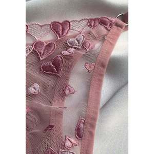 Ensemble de lingerie rose avec détails en forme de cœur, soutien-gorge et string de haute qualité, style romantique confortable, décoration avec nœud, design à bonnets rembourrés - Product Image 2