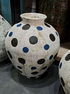 Surface rugueuse crème poterie wabi sabi vase ensemble ancien vase en céramique grec vase à pois noirs - Product Image 6