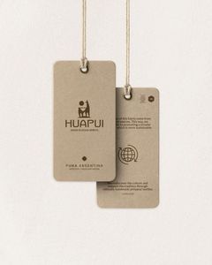 Etiquetas colgantes de papel ecológicas personalizadas para ropa, impresas con nombres y logotipos, incluyendo cordones; aptas para bolsos y calzado. - Product Image 1