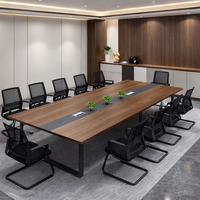 Bureau de direction moderne et luxueux, mobilier en bois, table de conférence, chaises de réunion pour hôtel et salle de réunion de bureau