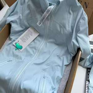 Camiseta de yoga Lulu Plus Size de alta calidad con cremallera, elástica, transpirable, con tirantes cruzados y cuello en V, conjunto deportivo para gimnasio y fitness. - Product Image 5