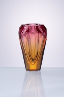 Vase en verre géométrique angulaire avec intérieur cannelé vertical, objet d'art en cristal lourd rose pour l'affichage moderne en bureau ou en salle d'exposition