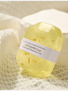 Sapone Artigianale Trasparente con Olio di Cocco, Fragranza e Decorazioni in Foglia d'Oro e Forma di Diamante - Regalo per Adulti - Product Image 6