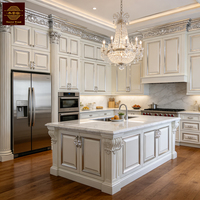 Meubles de cuisine de luxe sur mesure en bois massif, sculptés à la main, avec finitions dorées royales, et ensemble de meubles de garde-manger haut de gamme blancs pour villa avec îlot central