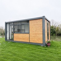 Maison conteneur amovible à finition bois, cabane à un étage avec fenêtre coulissante pour espace de travail en studio en milieu rural