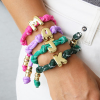 Bracelet d'amitié tendance 2025 en corde tressée colorée, réglable, avec breloque lettre bulle A-Z pour femmes et filles
