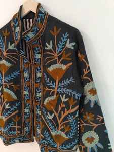 Chaqueta Negra Bordada a Mano con Diseño Suzani en TNT, Chaqueta de Algodón con Diseño Suzani en TNT, Abrigo de Invierno para Mujer, Chaqueta de Tela TNT con Diseño Suzani - Product Image 4