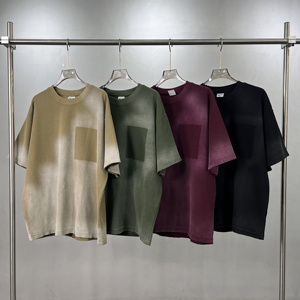 T-shirt en tissu gaufré 325GSM, imprimé par pulvérisation, teint en pièce, effet vieilli, ourlet brut, forme conservée, anti-boulochage pour un confort optimal - Product Image 1