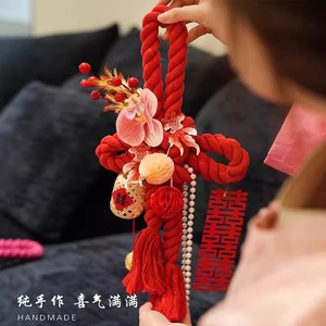 Décoration de mariage en tissu rouge avec nœud Swastika, motif Rose Rouge et caractères Double Bonheur, pour poignée de porte de chambre de mariée - Product Image 4