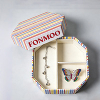 Boîte cadeau carrée en carton rigide en papier artistique fait main de luxe avec logo personnalisé, couvercle personnalisable, base, insert en mousse et dorure à chaud