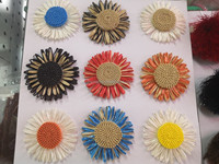 Fleurs de raphia faites à la main personnalisées d'usine beaux patchs de fleurs de raphia pour vêtement de sac à chapeau, autocollant d'applique tissé