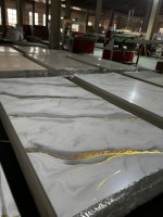Panel de pared de hoja de mármol de PVC con patrón de línea dorada 4 '8 "resistente a los rayos UV impermeable estilo europeo hoja de mármol función ignífuga