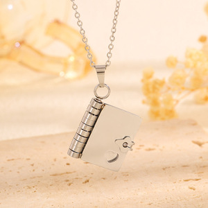Collier en or plaqué incroyablement élégant avec pendentif livre gravé 'Meilleurs vœux', bijou d'amour, chaîne à maillons, cadeau d'anniversaire ou de remise de diplôme pour sœur - Product Image 3