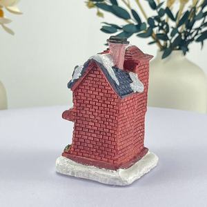 Miniatures décoratives de Noël en résine de haute qualité, maisons de village de Noël créatives faites à la main avec lumières LED en forme de château, nouveauté - Product Image 5