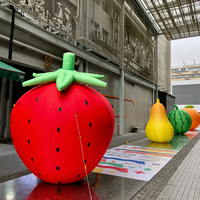 Décoration publicitaire géante gonflable en forme de fruits (fraise, pomme, ananas, raisin, pêche) pour magasin de jus, idéale pour les fêtes en extérieur, personnalisable