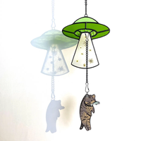 Ornement suspendu en vitrail Art Déco personnalisé et fait main, motif OVNI amusant et abduction de chat, attrape-soleil décoratif pour fenêtre à motif pissenlit