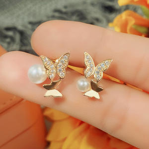 Orecchini a Perno a Forma di Farfalla in Oro con Perle Finte e Incastonatura Pavé, Gioielli da Donna per Uso Quotidiano - Product Image 4