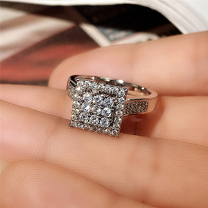 F1314 Anello di fidanzamento da donna in oro bianco con diamanti, taglio Princess, colore G naturale, diamanti laterali - Product Image 4