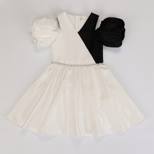 Vestido Formal para Niñas con Diseño de Cruz en Blanco y Negro - Product Image 3