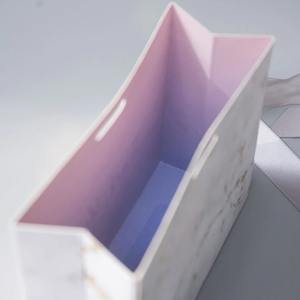 Fábrica al por mayor Eco Friendly Popular pequeñ<span class=keywords><strong>a</strong></span> tarjeta blanca cinta <span class=keywords><strong>regalo</strong></span> bolsas de papel manijas puerta <span class=keywords><strong>regalo</strong></span> bolsas de bienvenida - Product Image 3