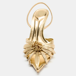 Zapatos de tacón de aguja dorados metálicos plisados con flores para mujer, con punta en pico y tira trasera, al por mayor, personalizados para bodas y fiestas, sandalias de vestir. - Product Image 2