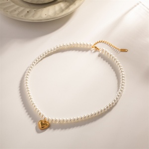 Collier pour femme populaire, délicat, plaqué or, avec chaîne à maillons de perles et pendentif cœur en acier inoxydable - Product Image 2