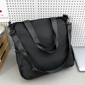Sac à bandoulière en nylon au design unique et tendance pour hommes, femmes et étudiants du collège, avec couleurs contrastées, style workwear, multi-usages - Product Image 3