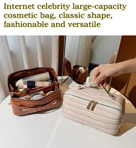 粉色鳄鱼纹女式皮革便携式防水化妆包奢华旅行化妆包带定制标志金色拉链 - Product Image 3