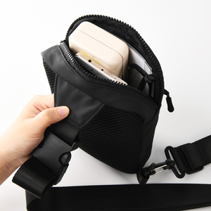 Sac Ita Minimaliste Personnalisé, Petit Sac Bandoulière Poitrine en Polyester avec Poche Frontale Transparente pour Affichage de Pins et Cartes Anime - Product Image 6