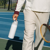 Bouteille d'eau portable en acier inoxydable 304 à double paroi isolée de 24 oz avec logo personnalisé, couvercle à paille et poignée pour les sports de plein air
