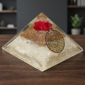 Pirámide de Cuarzo Transparente con Rosa Roja Tallada y Grabada, Origen Gujarat, Arte Ecológico Coleccionable para el Hogar - Product Image 3