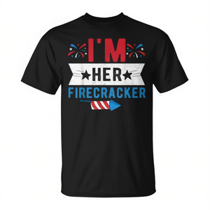 Simpatiche magliette abbinate per la festa del 4 luglio per lei, con design 'I'm Her Firecracker', abbigliamento promozionale - Product Image 2