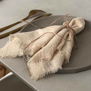 Décoration <span class=keywords><strong>de</strong></span> <span class=keywords><strong>table</strong></span> serviettes jaunes en mousseline douce torchon en coton uni 100% serviettes en tissu couleur moutarde faites à la main - Product Image 4