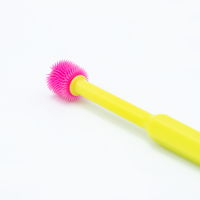 Brosse à dents pour chien de haute qualité en stock avec manche en plastique et poils Couleur et logo personnalisables