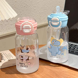 ขวดน้ำพลาสติกเด็ก ลายการ์ตูนน่ารัก สำหรับเด็กชายและเด็กหญิง พร้อมหลอดดูดน้ำสองแบบ ฝาปิดแบบเด้ง ใช้สำหรับใส่นม น้ำผลไม้ - Product Image 5