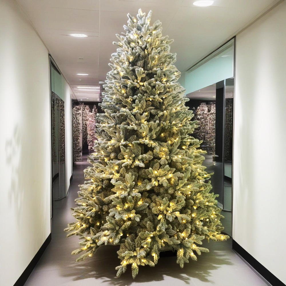 プレミアムホワイトクリスマスツリーで、自然を室内に取り込み