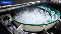 Machine d'emballage automatique pneumatique pour bouteilles en verre/plastique avec système de capsulage polyvalent pour bouchons combinés
