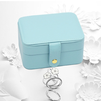 Organisateur de bijoux de voyage rectangulaire en cuir PU bleu ciel avec doublure en velours, étui portable personnalisable avec miroir pour bagues et boucles d'oreilles