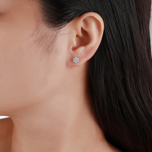 Pendientes de Plata S925 con Moissanita VVS Color D, Diseño de Racimo de Flores, Baño de Rodio, Lujo Ligero, Antialérgicos, Brillantes, de Fábrica - Product Image 3
