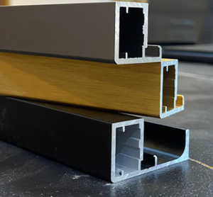 Nuovo Armadio Minimalista in Stile Italiano con Profilo in Alluminio e Porta in Vetro Satinato - Product Image 3