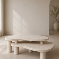 Table basse en travertin beige crème moderne et architecturale avec support en pierre courbé pour salle de bain et salon